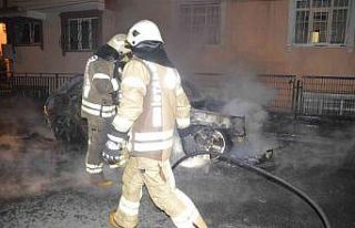 Sultangazi’de park halindeki otomobil alev alev...