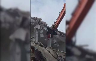 Sultangazi’de yıkım yapan ekiplerin Türk bayrağı...