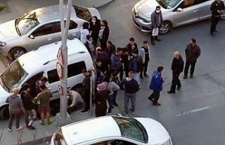 Sultangazi’de yolun karşısına geçen yaşlı...