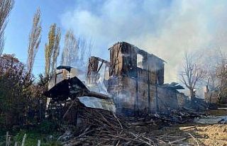 Suluova’da iki katlı ahşap ev yangında küle...