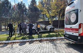 Sürücü virajı alamayarak ağaca çarptı: 4 yaralı