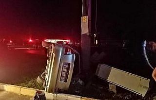 Takla atan otomobil, aydınlatma direğine çarparak...