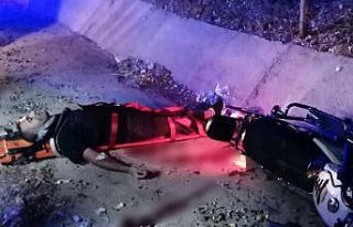 Taklalar atan motosiklet kanala düştü: 2 yaralı