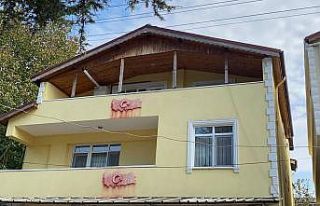 Tamirat için çıktığı çatıdan beton zemine...