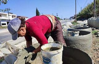 Tandırlar, kadınların çamurlu ellerinde şekilleniyor