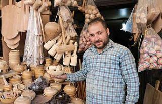 Tarihi çarşıda ahşaba şekil veriyorlar