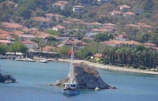 Tarihi kalelere gözü gibi bakıyorlar