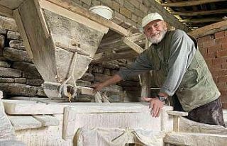 Tarihi su değirmeninin taşları nöbetleşe döndürülüyor