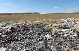 Tarım arazisi kenarları çöplüğe döndü