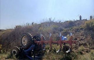 Tarlasını sürerken devrilen traktörünün altında...