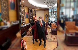 Taşdoğan’a cübbeyi Devlet Bahçeli giydirdi