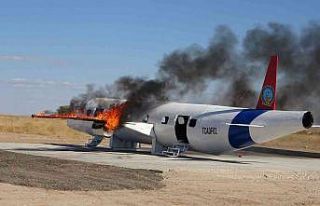 Tatbikat için yakılan uçak maketi paniğe neden...