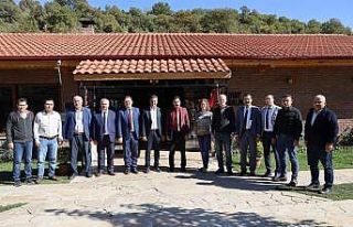 Tayini çıkan müdüre veda yemeği