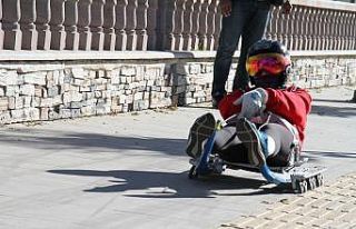 Tekerlekli kızak yarışları Erzurum’da nefesleri...