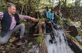 Teknolojik çoban, kulübesinde TV izlemek için dereye...