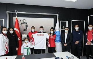 Tekvando takımı Rektör Karacoşkun’la bir araya...