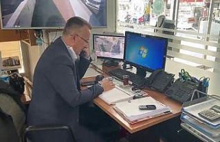 Telefon başında vatandaşların taleplerini dinledi