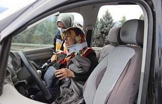 TEM’de araç bariyerlere çarparak savruldu: 2 yaralı