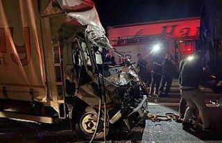 TEM’de un yüklü kamyona çarpan kamyonet bu hale...