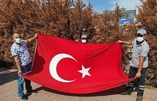 Temizlik personeli, çöpte bulduğu Türk Bayrağı’nı...