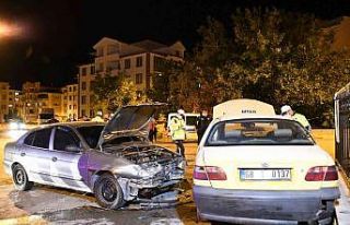 Ticari taksi ile otomobil çarpıştı: 3 yaralı