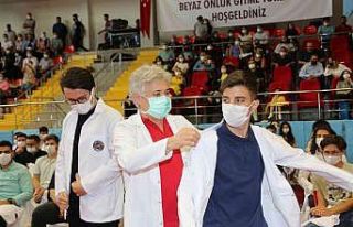 Tıp Fakültesi’nin 360 öğrencisi beyaz önlüklerini...