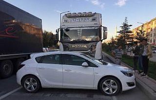 Tır çarptığı otomobili 43 metre sürükledi