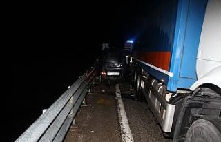 Tır ile bariyer arasına sıkışarak hurdaya dönen...