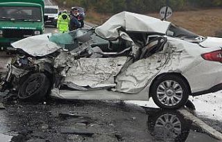 Tır ile otomobil çarpıştı, sürücü sıkışarak...