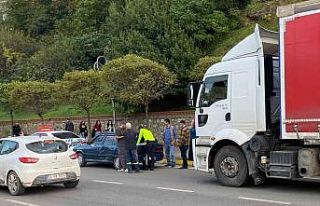 Tır, otomobile çarptı