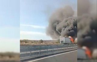 Tırın dorsesi alev alev yandı