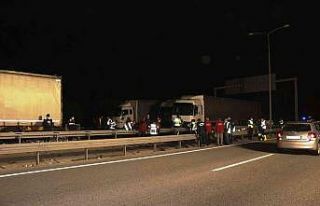 Tırın kasasından dökülen salçalar faciaya neden...