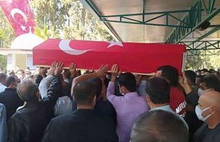 Tırın kupasının altında kalan itfaiye eri kurtarılamadı