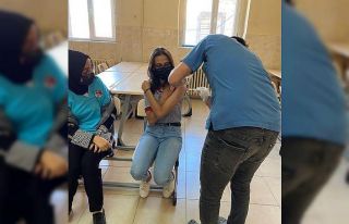 Tomarza’da lise öğrencileri korona virüs aşısı...