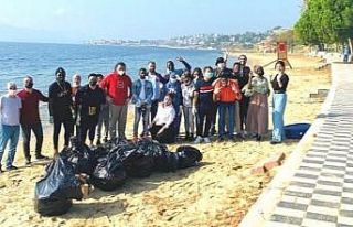 TÖMER öğrencileri sahili temizledi