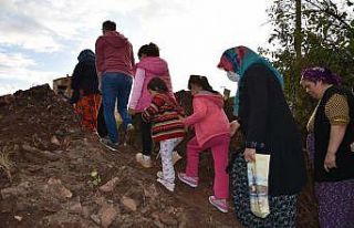 Toprakla kapatılan yolda mahalle halkı mağduriyet...