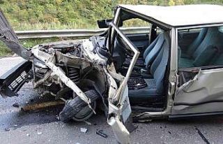 Trabzon’da iki araç kafa kafaya çarpıştı: 6...