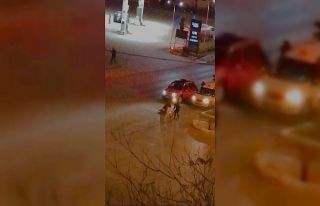 Trafikte ticari taksiden indirdikleri adamı tekme...