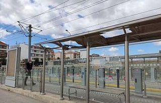 Tramvay durağındaki bakımsızlık dikkat çekiyor