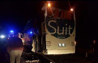 Tuğla yüklü tır, yolcu otobüsüne arkadan çarptı