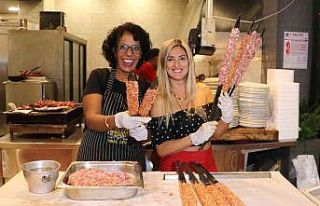 Turistlere Adana kebap eğitimi