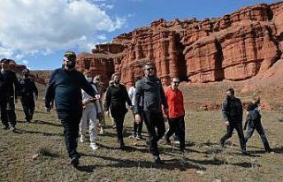 Turistlerin yeni gözdesi Narman Peri Bacaları