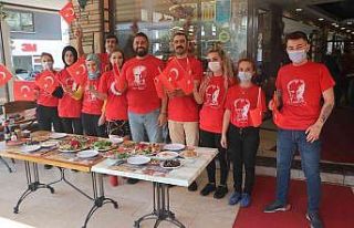 Türk bayraklı tişörtler giyerek müşterileri...