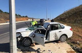 Tuzla’da kontrolden çıkan otomobil kaldırıma...