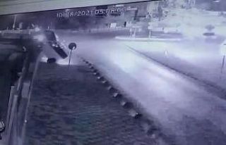 Tuzla’da panelvan araç duvara çarpıp takla attı:...