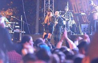 Tuzla’da Yaza Veda Konseri’nde Derya Uluğ sahne...