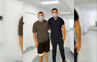 Üç ameliyatın ardından yürümeye başladı