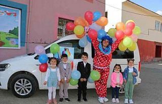 Uludere’de gönüllü öğretmenlerden gezici çocuk...