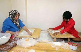 Uluslararası öğrenciler, yufka açıp gözleme...