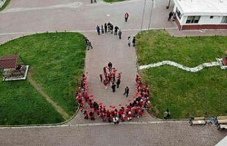 Üniversite öğrencileri cumhuriyetin ilanını gökyüzüne...